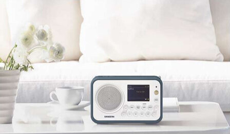 Sangean DPR-76BT Dark Blue DAB+/FM draagbare radio wit werkt met oplaadbare accu of batterijen op tafel