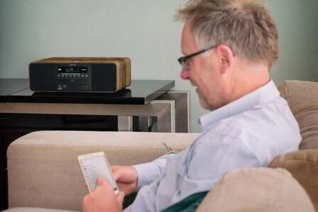 Lenco DAR-051WD stereo DAB+/ FM radio met CD-speler zwart op tafel