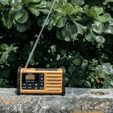 Sangean Survivor MMR-88 FM/DAB+ radio geel met zonnepaneel en dynamo
