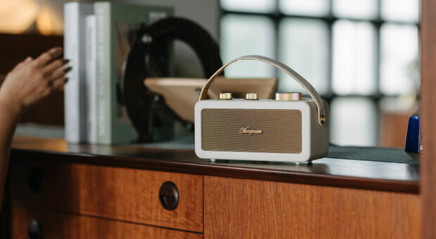 Sangean RA-101 Ivory Gold draagbare FM radio met bluetooth en aux speaker oplaadbaar ivoor goud