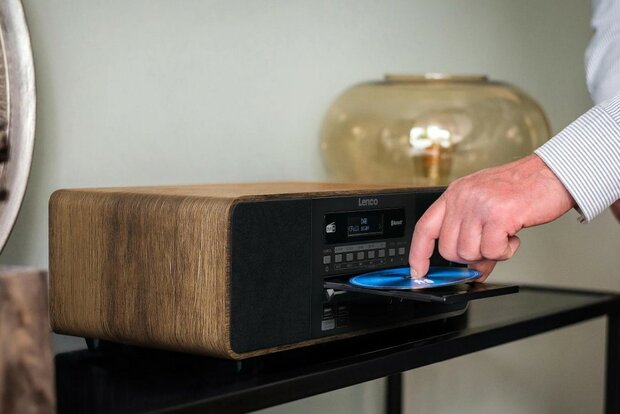 Lenco DAR-051WD stereo DAB+/ FM radio met CD-speler zwart op tafel