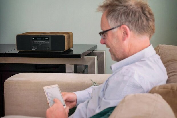 Lenco DAR-051WD stereo DAB+/ FM radio met CD-speler zwart op tafel